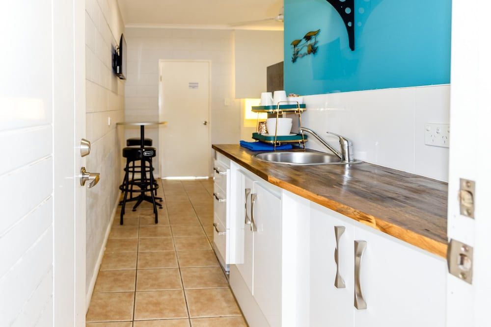 Innisfail Riverfront Motel Queen Room 5