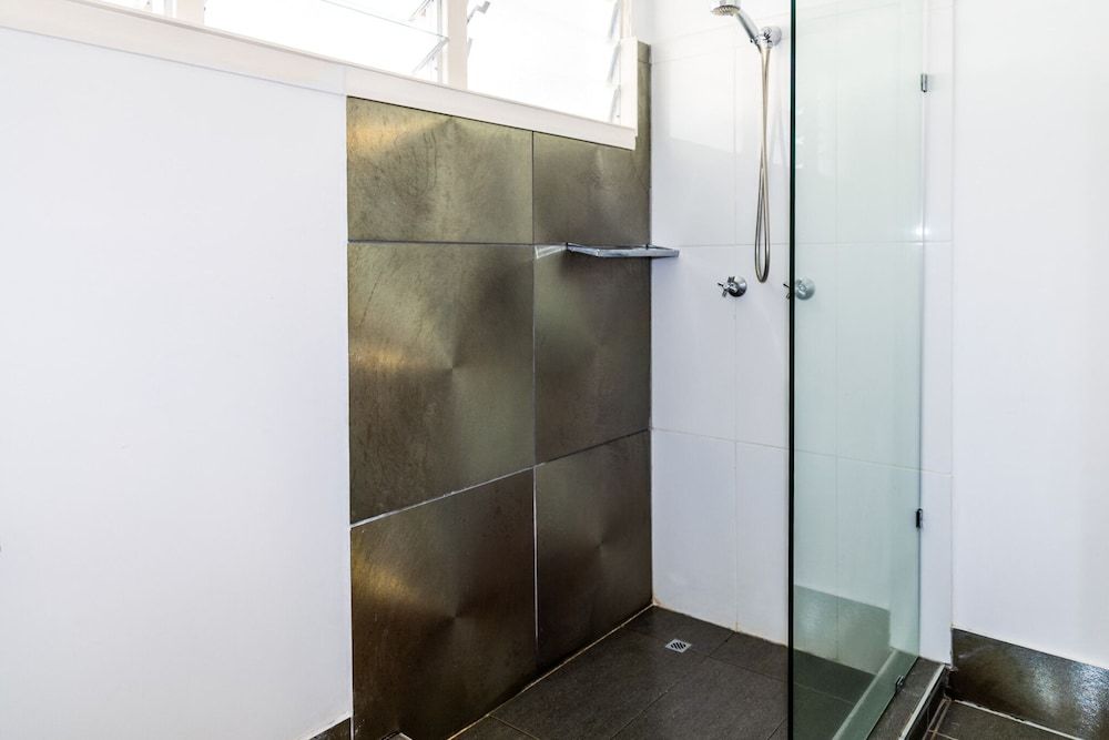 Innisfail Riverfront Motel Twin Room 5