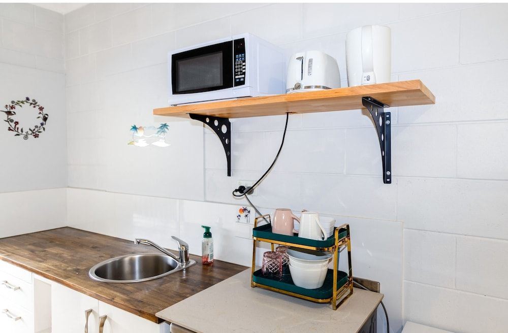 Innisfail Riverfront Motel Twin Room 4