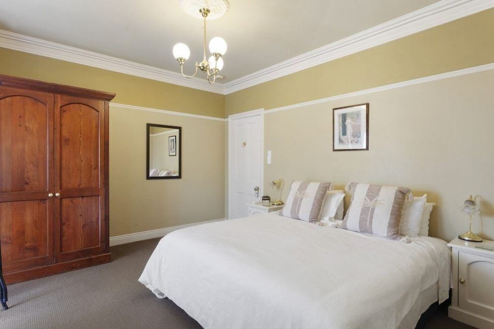 Double Room, 1 King Bed, Private Bathroom, Garden View
