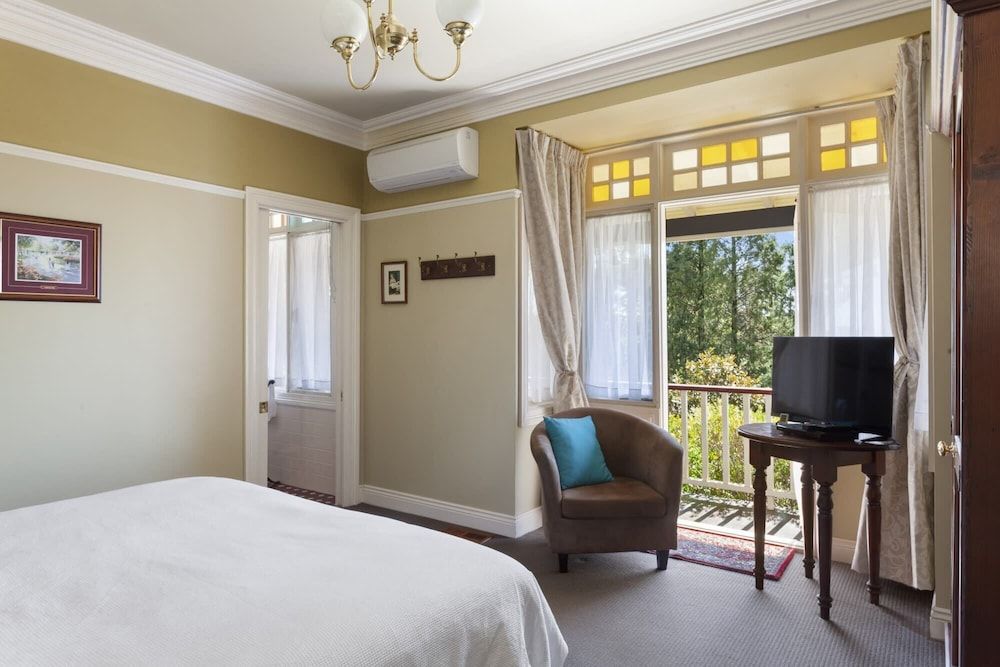 Double Room, 1 King Bed, Private Bathroom, Garden View