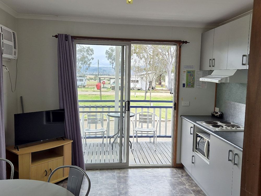 Tamworth Holiday Park Standard 1 Bedroom Cabin - Not Pet Friendly 5
