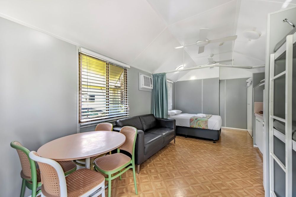 Hideaway Mission Beach Village Family Cabin, Park View, Poolside 6