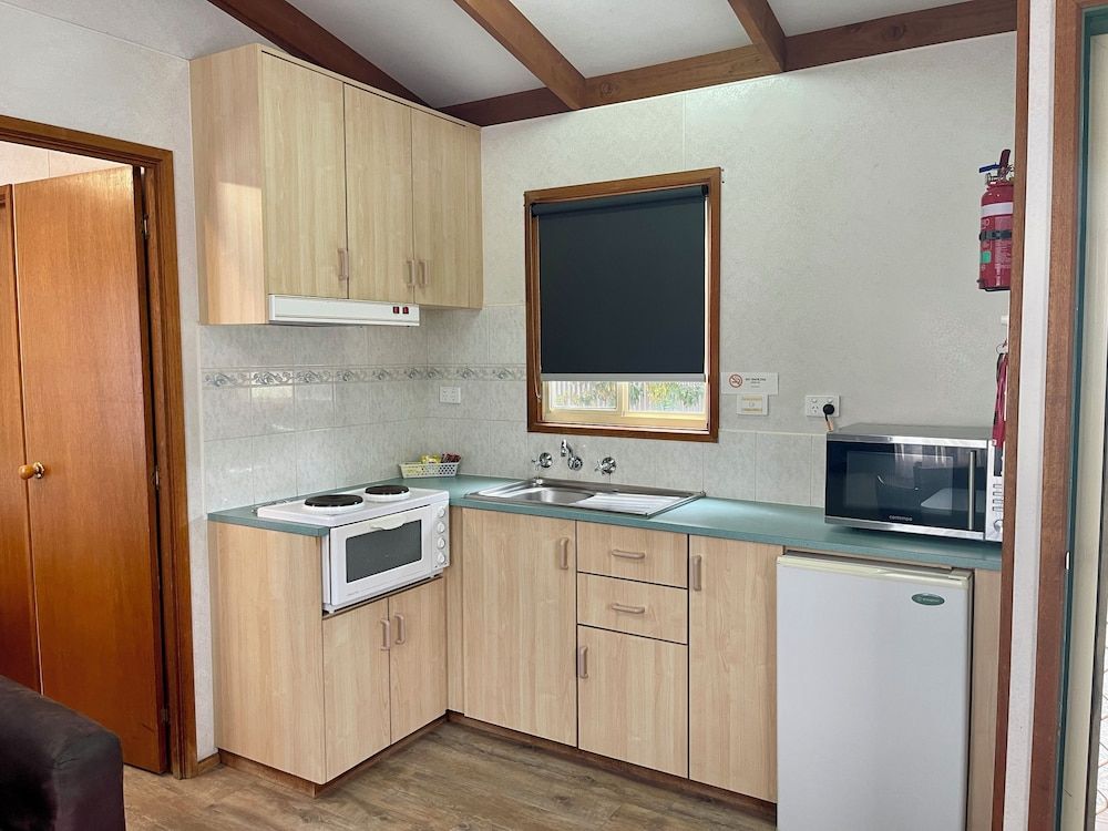 BIG4 Red Cliffs Holiday Park Standard Cabin 3