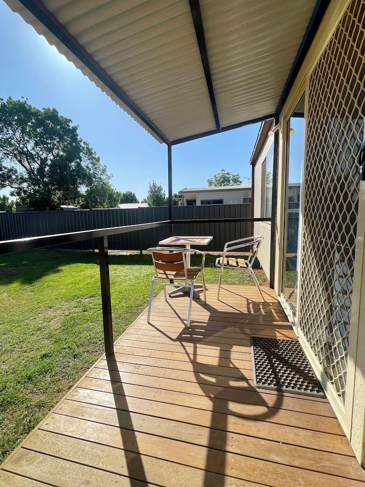 BIG4 Red Cliffs Holiday Park Basic Cabin, Garden View 4