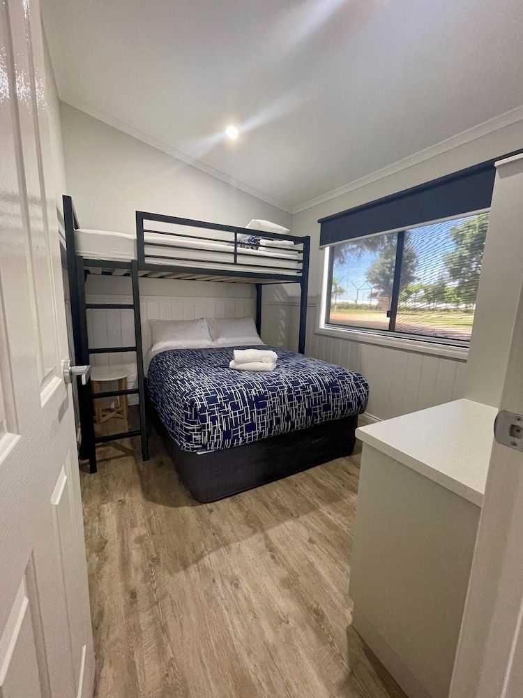 BIG4 Red Cliffs Holiday Park Premier Suite, Garden View 2