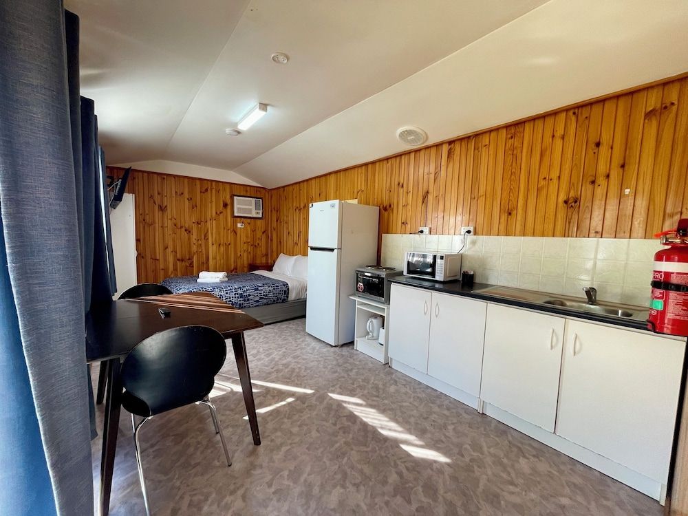 BIG4 Red Cliffs Holiday Park Basic Cabin, Garden View 7