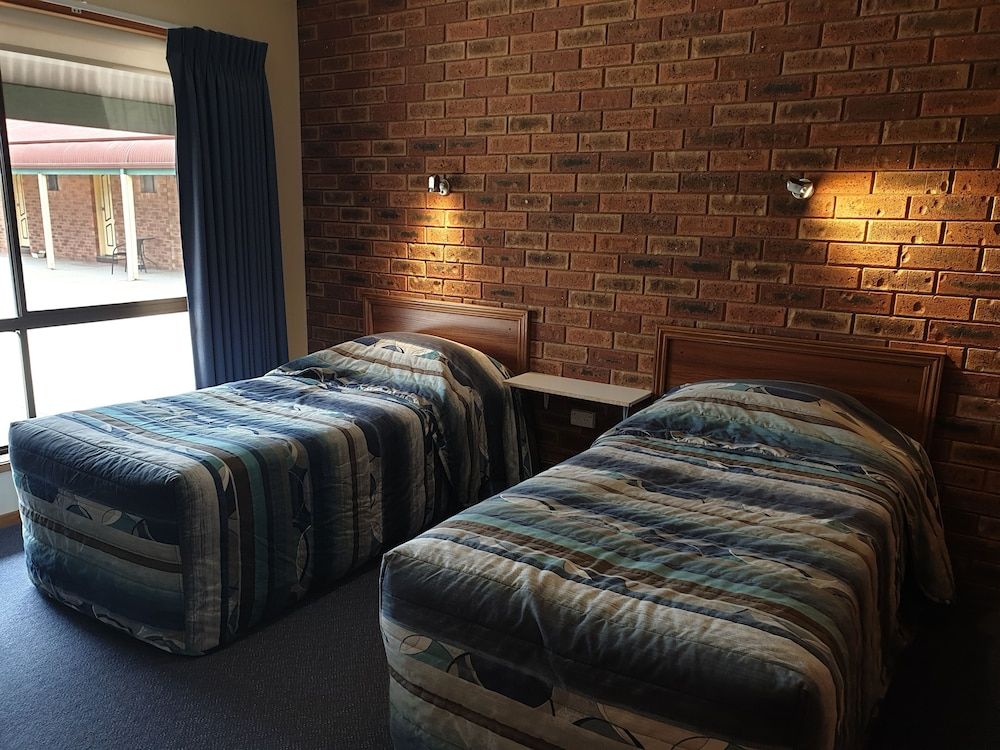 Finley Palm Motor Inn Triple Room