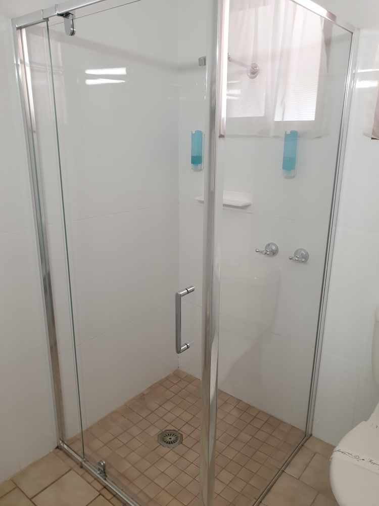 Finley Palm Motor Inn Quadruple Room 3