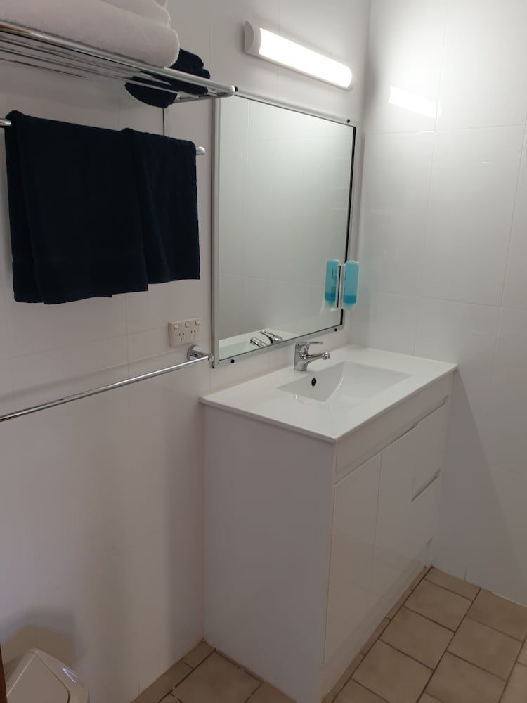 Finley Palm Motor Inn Quadruple Room 4