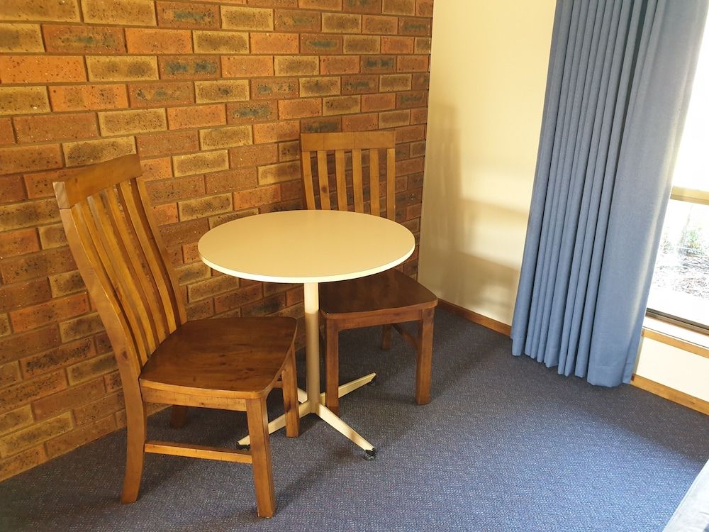 Finley Palm Motor Inn Quadruple Room 5