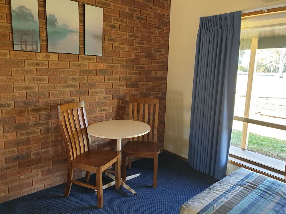 Finley Palm Motor Inn Quadruple Room 6