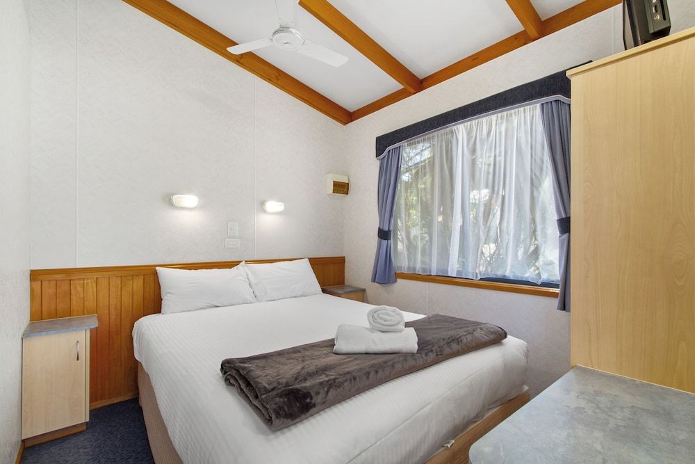 Lakes Entrance Tourist Park Standard 2 Bedroom Cabin 2