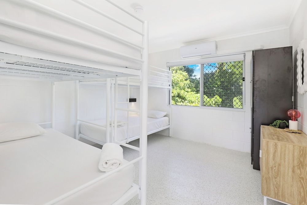 Palms On Parker 4 Share Mixed Dorm with shared bathroom