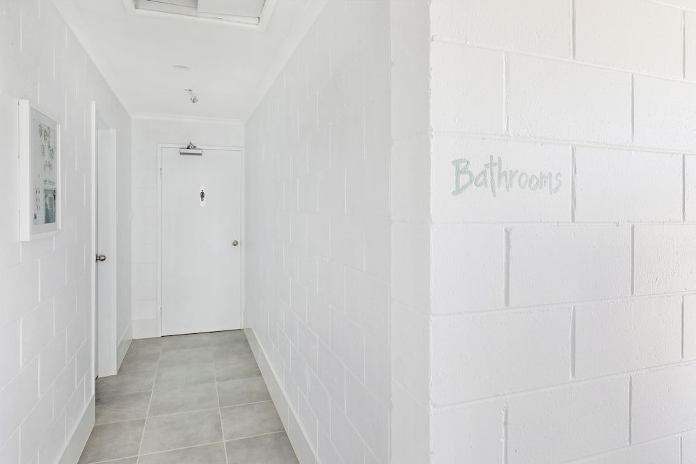 Palms On Parker Queen room with shared bathroom 2