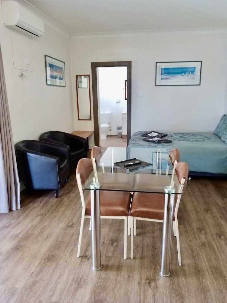 Cootamundra Caravan Park Family Room 4