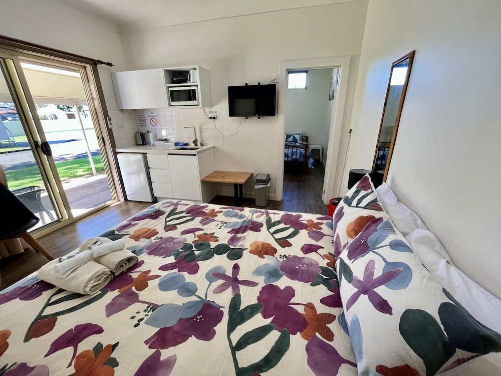 Cootamundra Caravan Park Family Bungalow 2