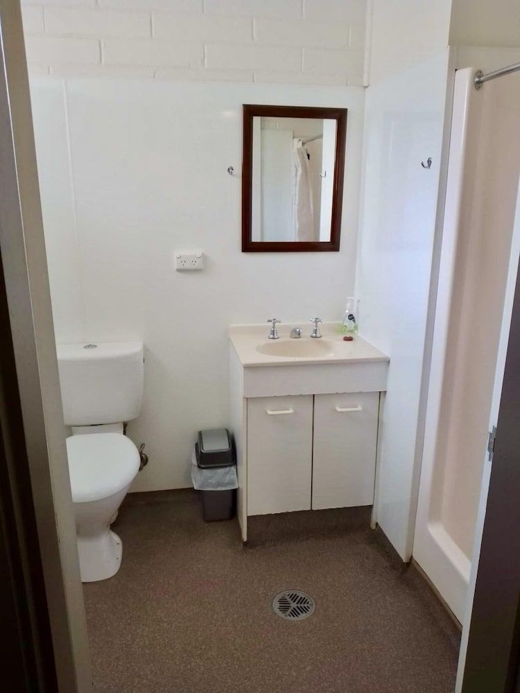 Cootamundra Caravan Park Family Room 6