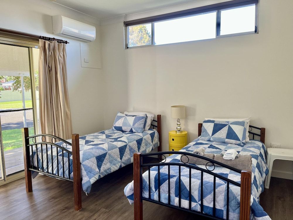 Cootamundra Caravan Park Family Bungalow 3