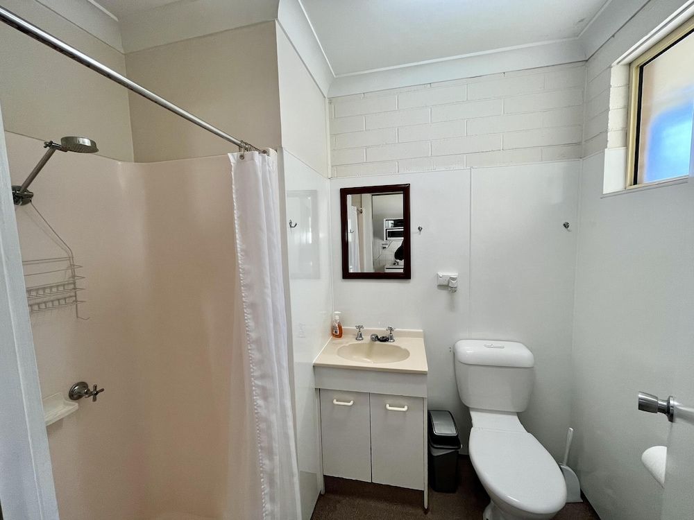 Cootamundra Caravan Park Family Bungalow 7