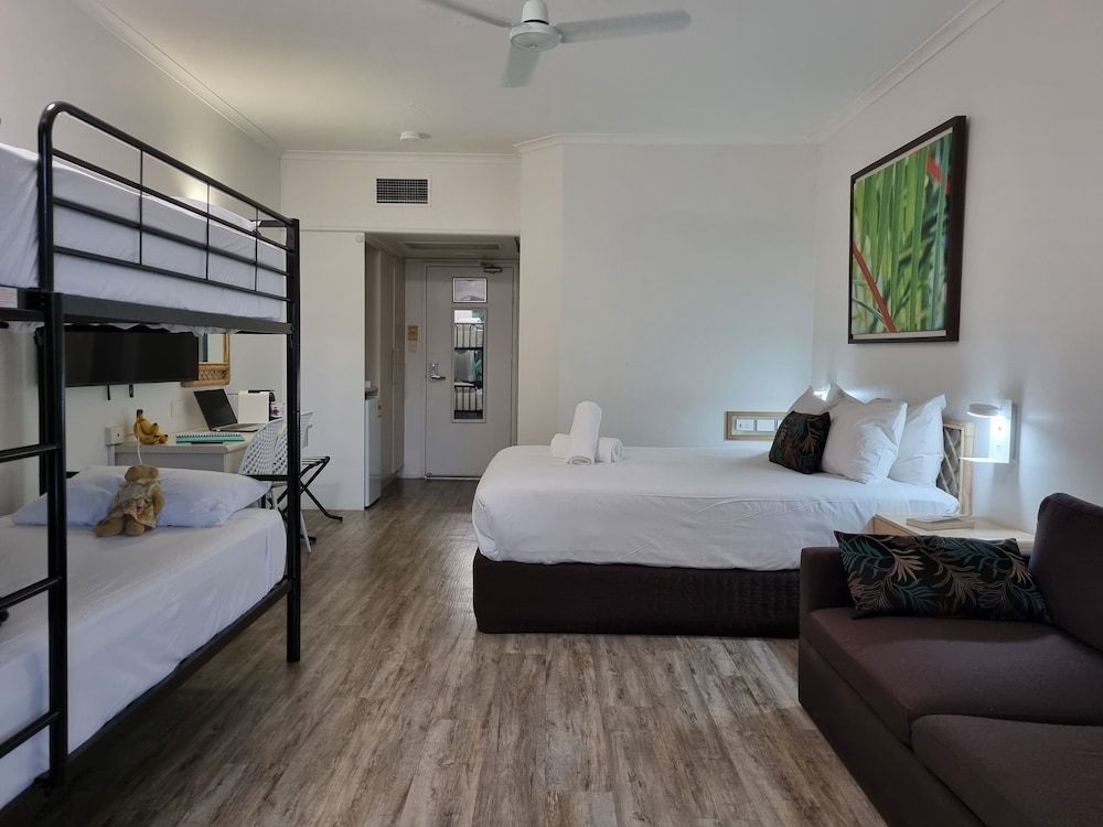 Mission Beach Lodge Family Room, Terrace 2