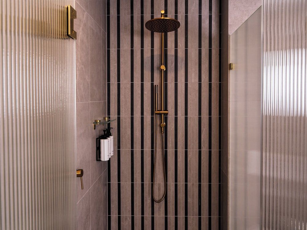 voco Gosford by IHG Suite, 1 King Bed, City View 5