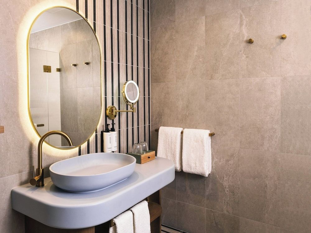 voco Gosford by IHG Premium Room, 2 Queen Beds, Balcony 3