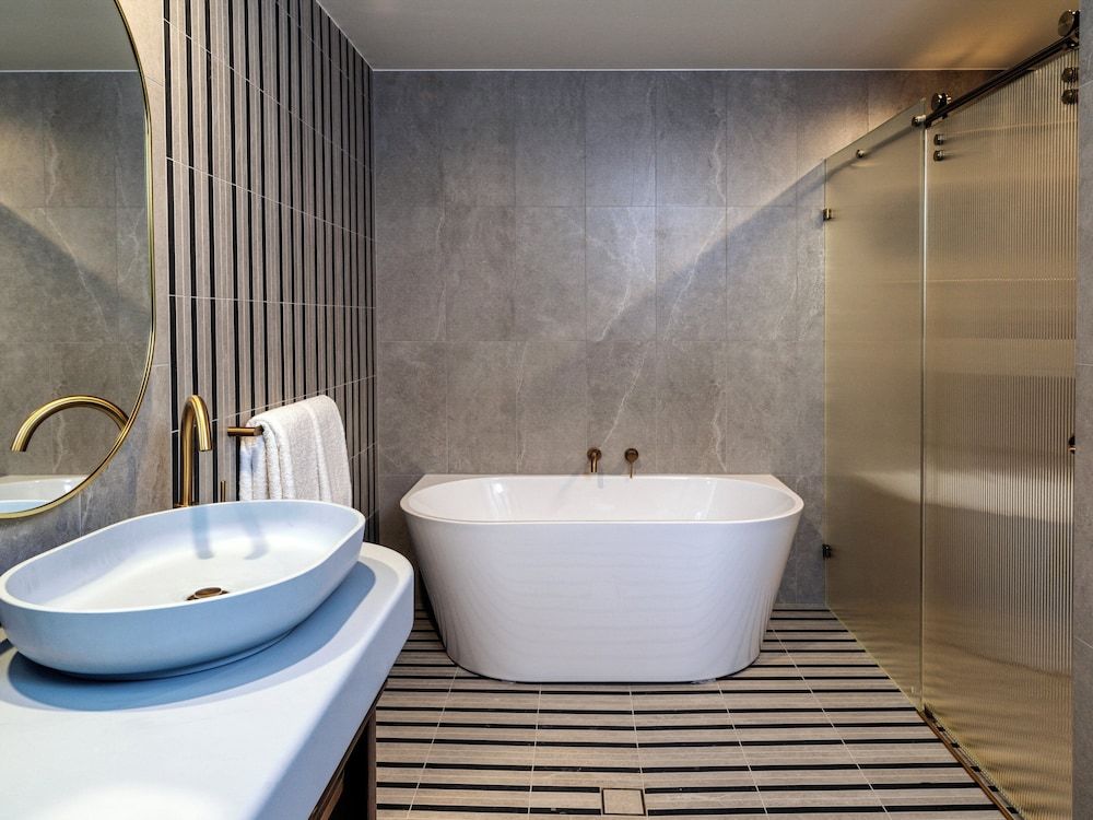 voco Gosford by IHG Suite, 1 King Bed, City View 6