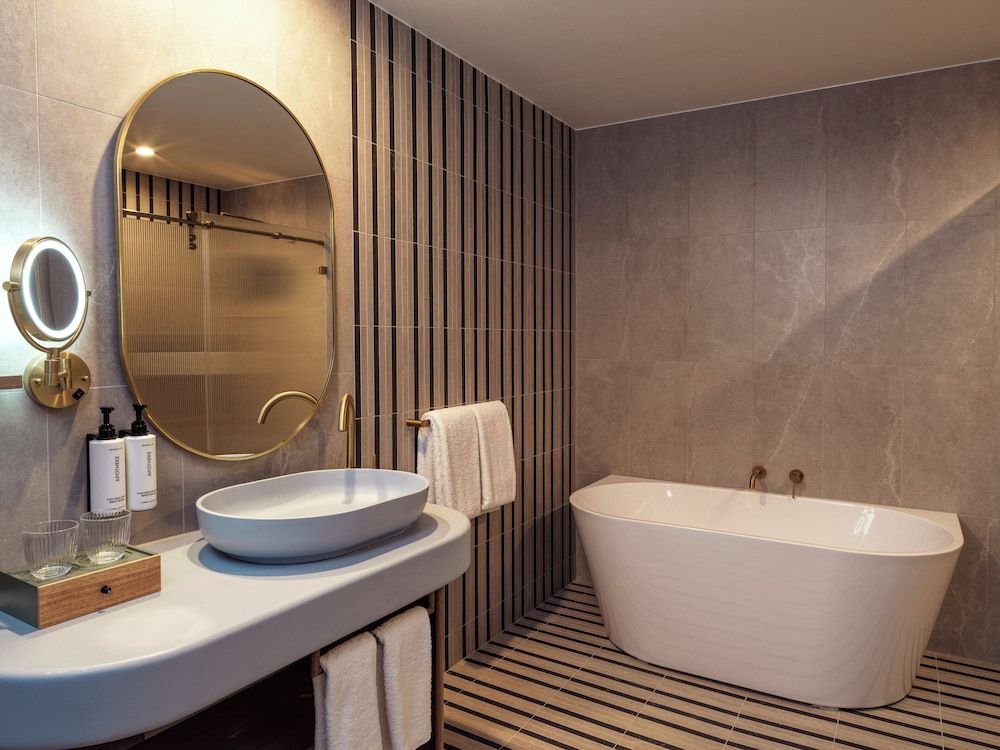 voco Gosford by IHG Suite, 1 King Bed, City View 3