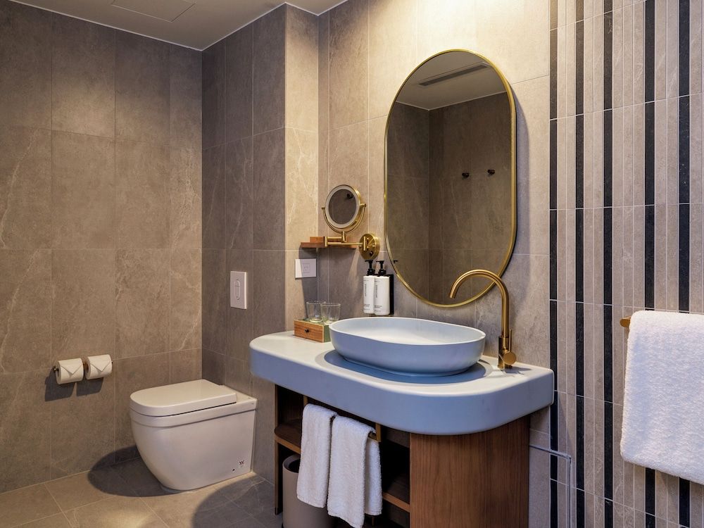 voco Gosford by IHG Suite, 1 King Bed, City View 4