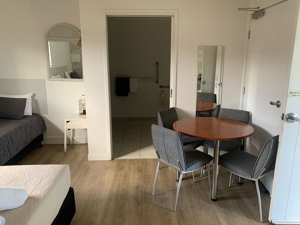 Verandah Motel Accessible Superior Family Room 5