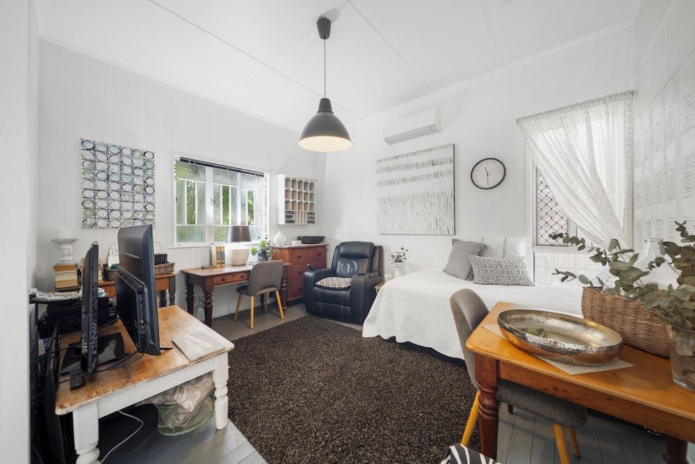 Verandah Motel Cottage with Balcony 2