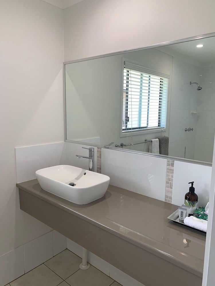 Verandah Motel Deluxe Queen Room 5