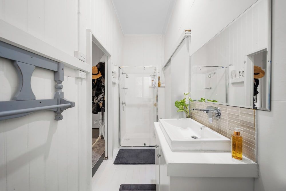 Verandah Motel Cottage with Balcony 4