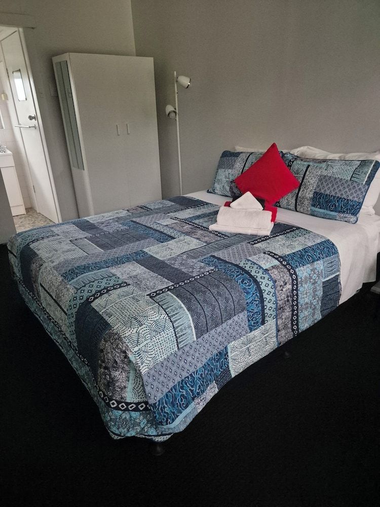 Jabiru Motel Comfort Double Room, 1 Queen Bed, Private Bathroom, Garden View 14