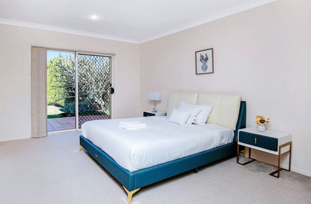 House, 5 Bedrooms (QMW019)
