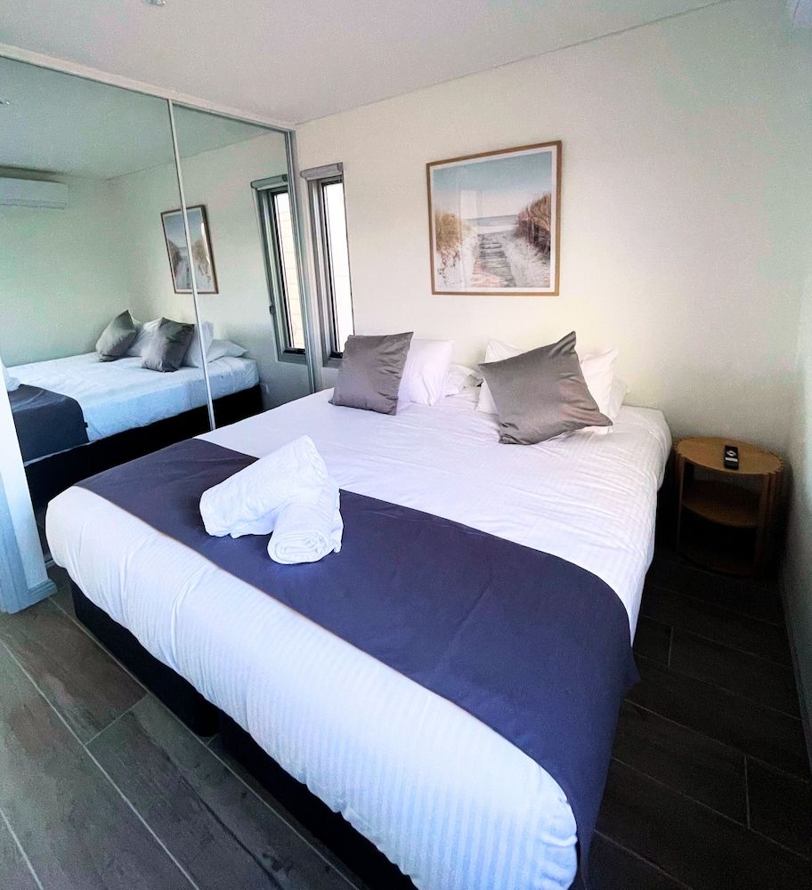 Resort on Cedar Cabin, Pool View 2