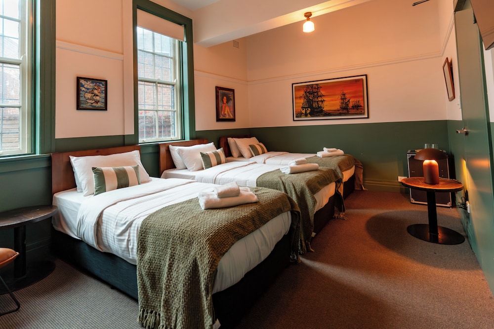 Courthouse Hotel Basic Triple Room 2