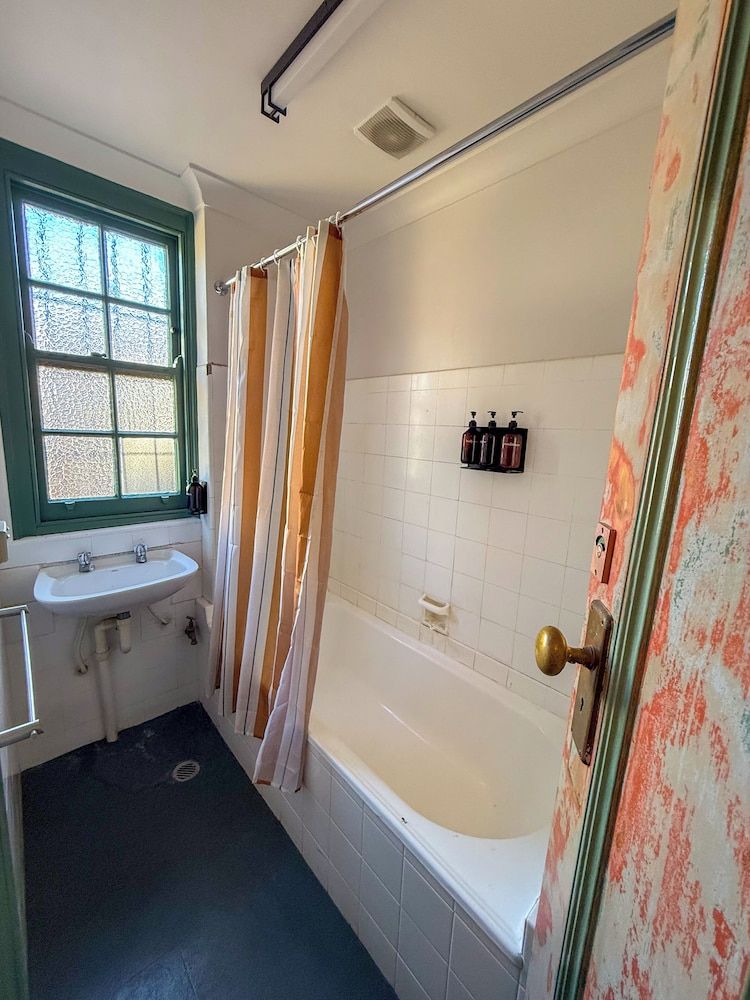 Courthouse Hotel Basic Triple Room 4