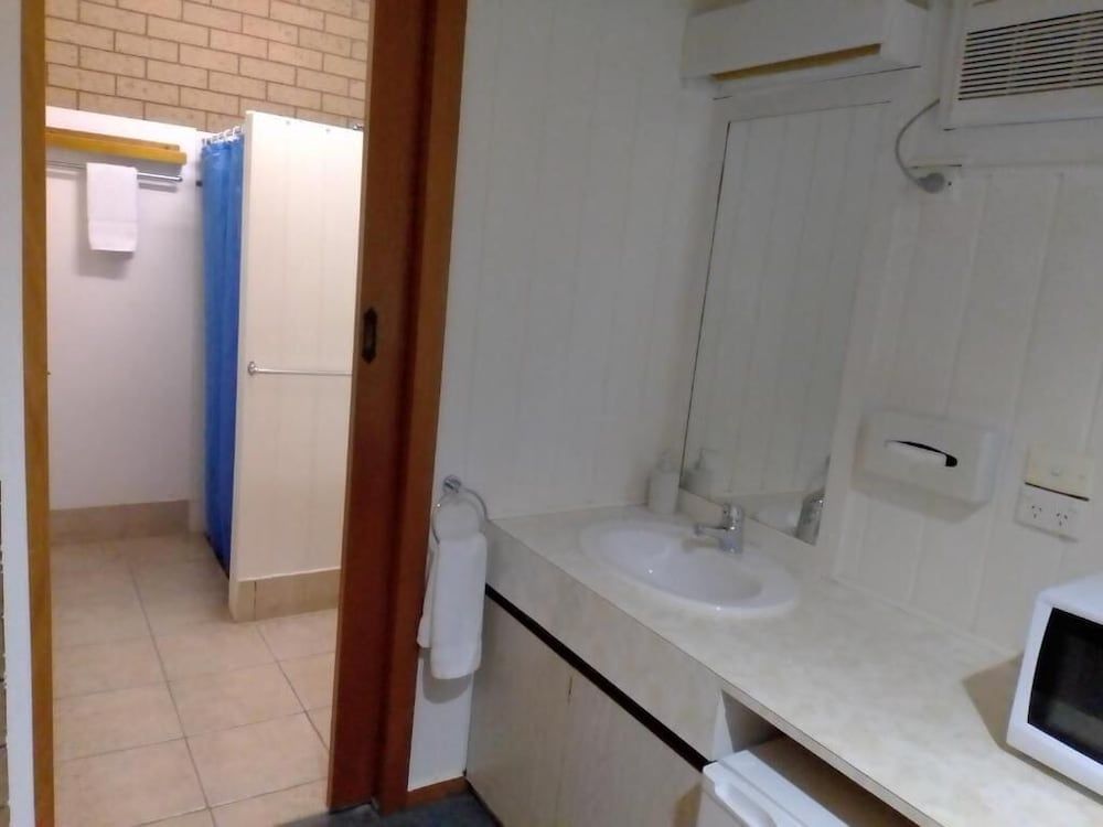 Country Home Motor Inn Twin Room 7