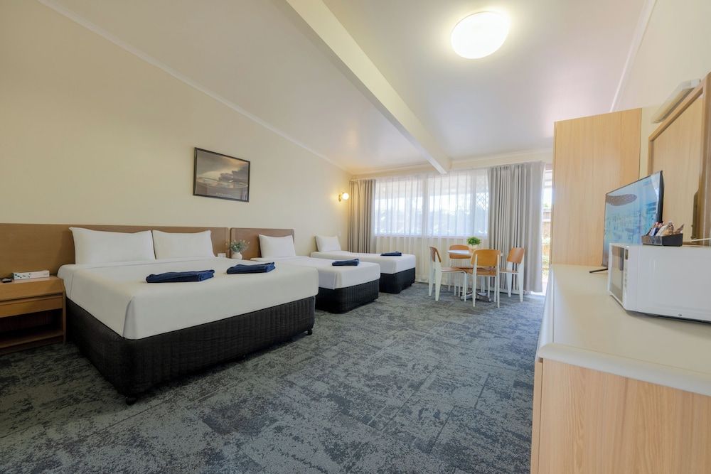 Toowoomba Motel Standard Quadruple Room, Balcony, Courtyard View 3