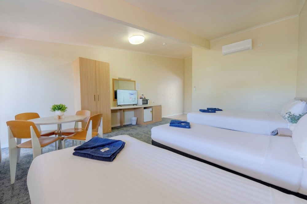 Toowoomba Motel Standard Quadruple Room, Balcony, Courtyard View 2