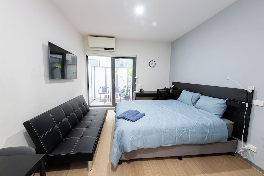 Melbourne Studio Apartments Hotel @ 138 Elgin Carlton Studio, 1 Queen Bed, Non Smoking, Private Bathroom & Kitchenette 6