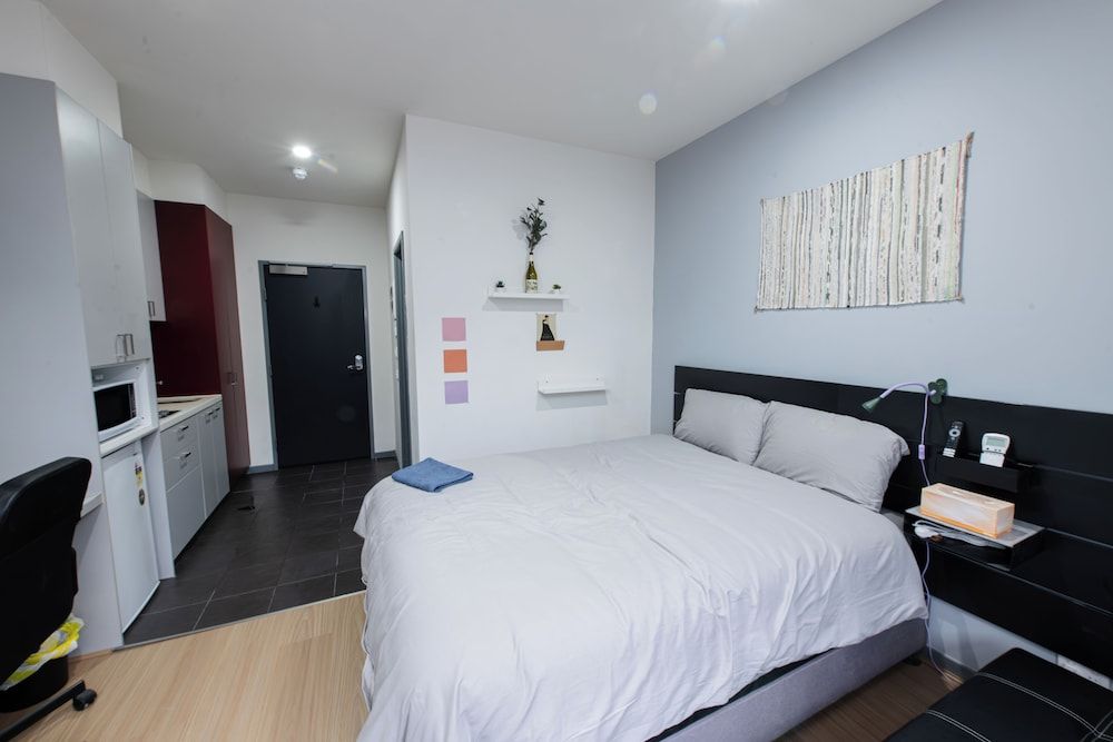 Melbourne Studio Apartments Hotel @ 138 Elgin Carlton Studio, 1 Queen Bed, Non Smoking, Private Bathroom & Kitchenette 11