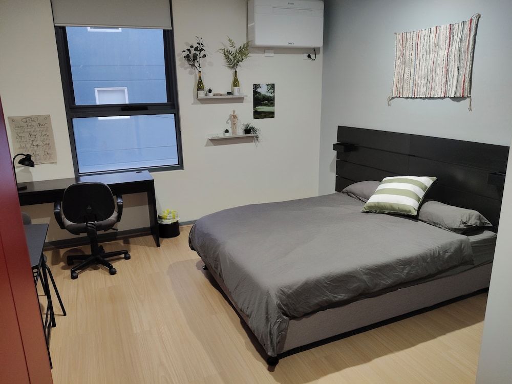 Melbourne Studio Apartments Hotel @ 138 Elgin Carlton Studio, 1 Queen Bed, Non Smoking, Private Bathroom & Kitchenette