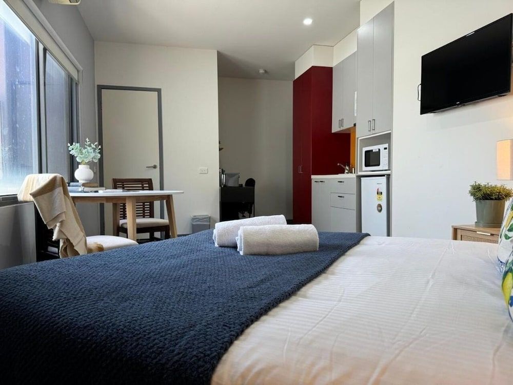 Melbourne Studio Apartments Hotel @ 138 Elgin Carlton Studio, 1 Queen Bed, Non Smoking, Private Bathroom & Kitchenette 3