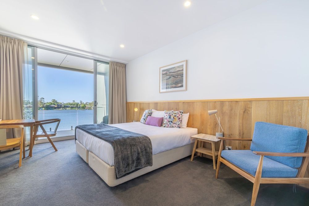 Lakeview First Floor Room