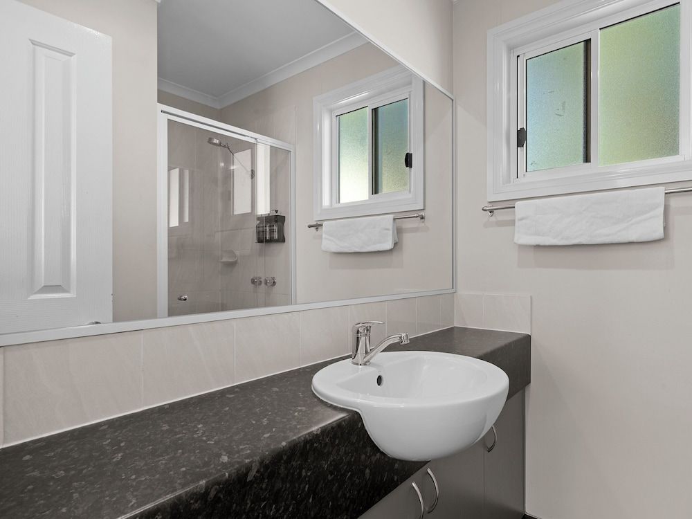 Wodonga Holiday Park Standard Poolside 2 Bedroom Villa - Not Pet Friendly 4