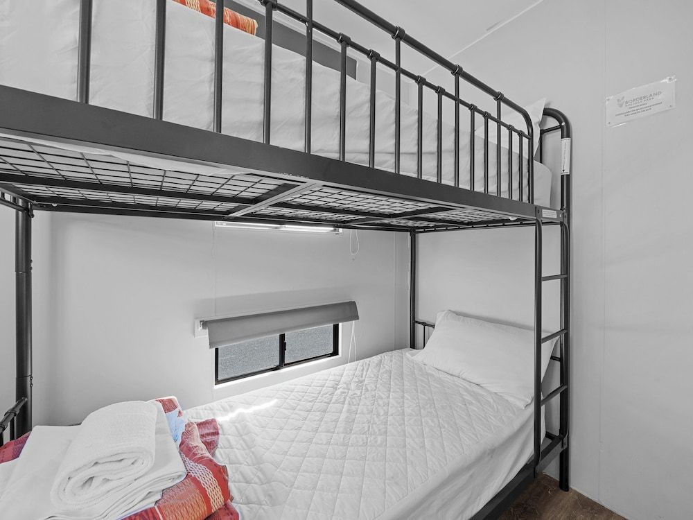 Wodonga Holiday Park Standard Poolside 2 Bedroom Villa - Not Pet Friendly 3