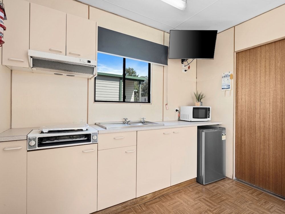 Wodonga Holiday Park Economy Cabin - Pet Friendly 4